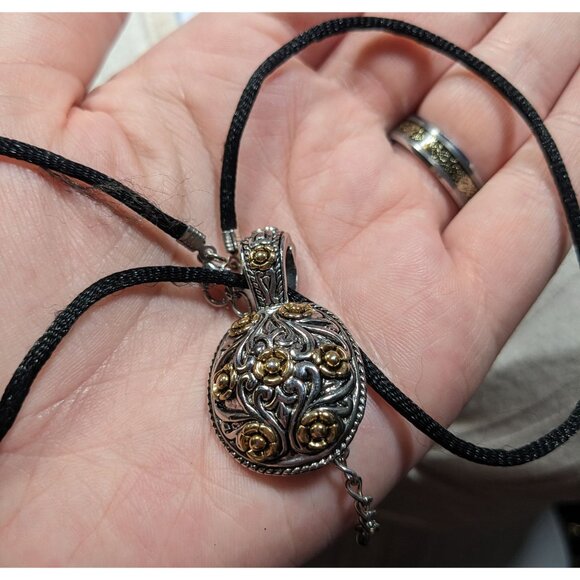 Elegant Fantasy Silver And Gold Tone Floral Pendant Necklace - Picture 6 of 8